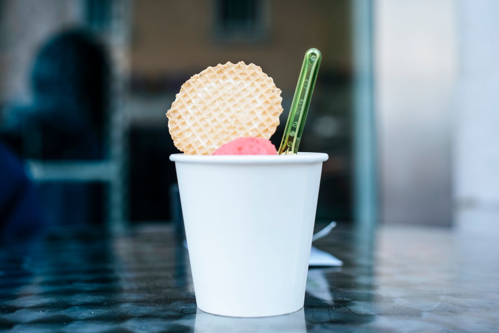 Portion hausgemachtes Eis in der Waffeltüte zum Mitnehmen