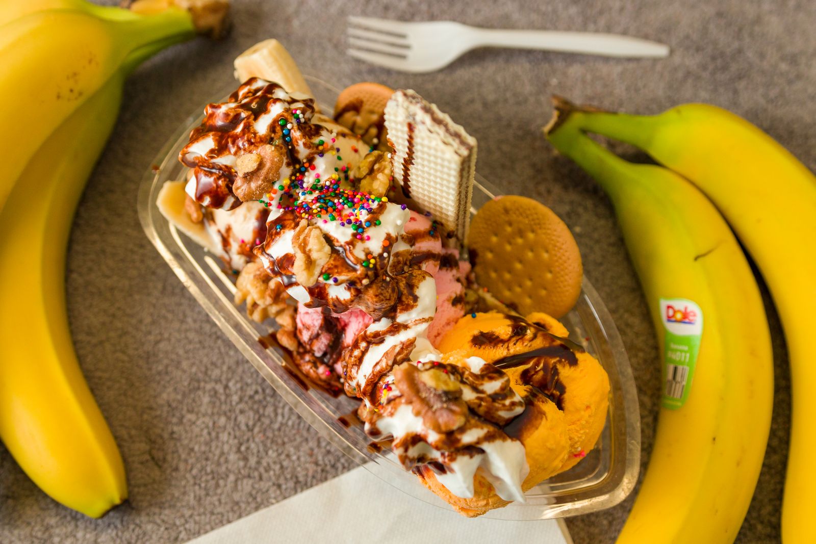 Dessert mit hausgemachtem Eis im Eiscafé Aurora