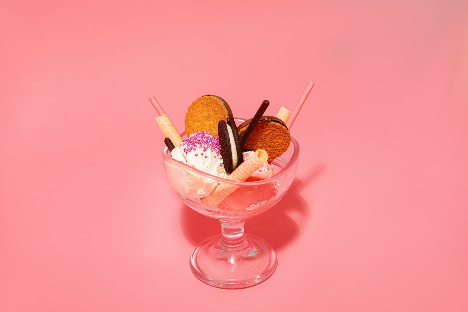 Bunte Eissorten in der Vitrine des Eiscafé Aurora