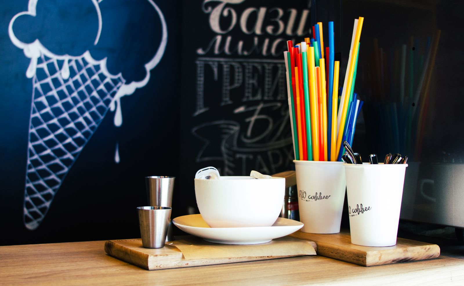 Eiscafé-Ambiente mit Trinkhalmen und Waffeltüten
